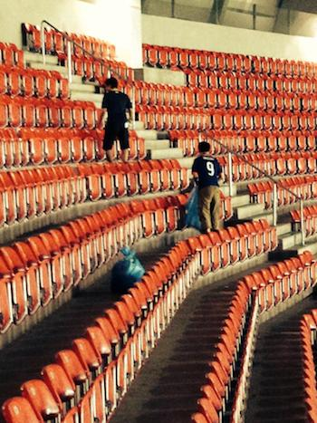 Illustration for article titled Gracious Japanese World Cup Fans Clean Up Stadium After Loss